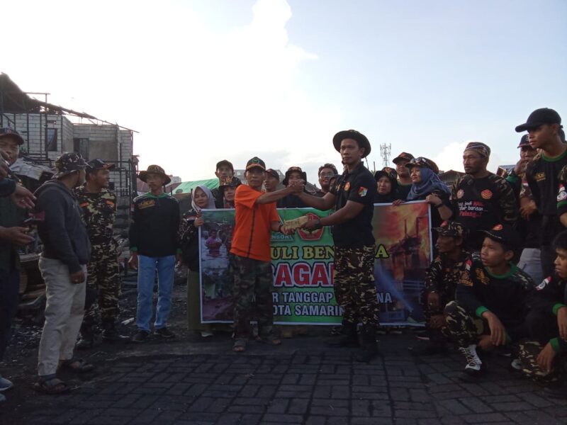 Penyerahan Bantuan untuk Korban bencana Kebakaran di Jalan Dr Soetomo oleh Barisan Serbaguna (Banser) GP Ansor Samarinda. (Foto: Lana/Fajarborneo.com)