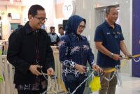Peresmian HokBen di Bontang dengan melakukan pemotongan pita oleh Wakil Wali Kota Bontang dan General Manager. (Foto: Lana/fajarborneo)