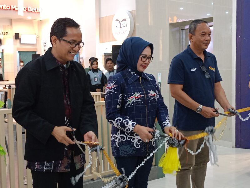 Peresmian HokBen di Bontang dengan melakukan pemotongan pita oleh Wakil Wali Kota Bontang dan General Manager. (Foto: Lana/fajarborneo)