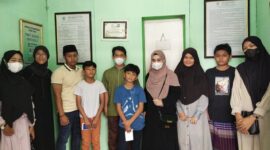 Pemberian bantuan dan santunan oleh Komunitas Cinta Rasulullah (KCR) Kalimantan Timur kepada Panti Asuhan Ibnu Hanin. (Foto: Lana/Fajarborneo.com)