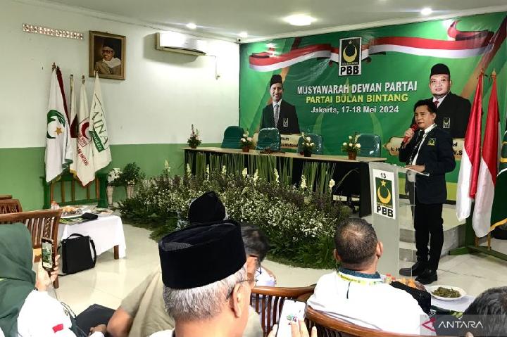 Ketua Umum DPP Partai Bulan Bintang (PBB) Prof. Yusril Ihza Mahendra memberikan sambutan saat acara pembukaan Musyawarah Dewan Partai (MDP) Partai Bulan Bintang di Kantor DPP PBB di Jakarta, Sabtu 18 mei 2024. ANTARA/Genta Tenri Mawangi.