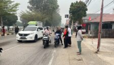 BPBD Kukar berbagi masker di beberapa titik Kecamatan Tenggarong. (Hen/Fajarbormeo)