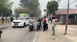 BPBD Kukar berbagi masker di beberapa titik Kecamatan Tenggarong. (Hen/Fajarbormeo)