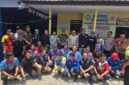 Bupati Kukar, Aulia Rahman Basri bersama para relawan di Posko Relawan Tenggarong, Kelurahan Mangkurawang. (Hen/Fajarborneo)