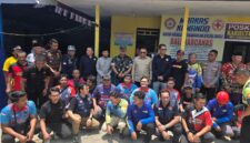 Bupati Kukar, Aulia Rahman Basri bersama para relawan di Posko Relawan Tenggarong, Kelurahan Mangkurawang. (Hen/Fajarborneo)