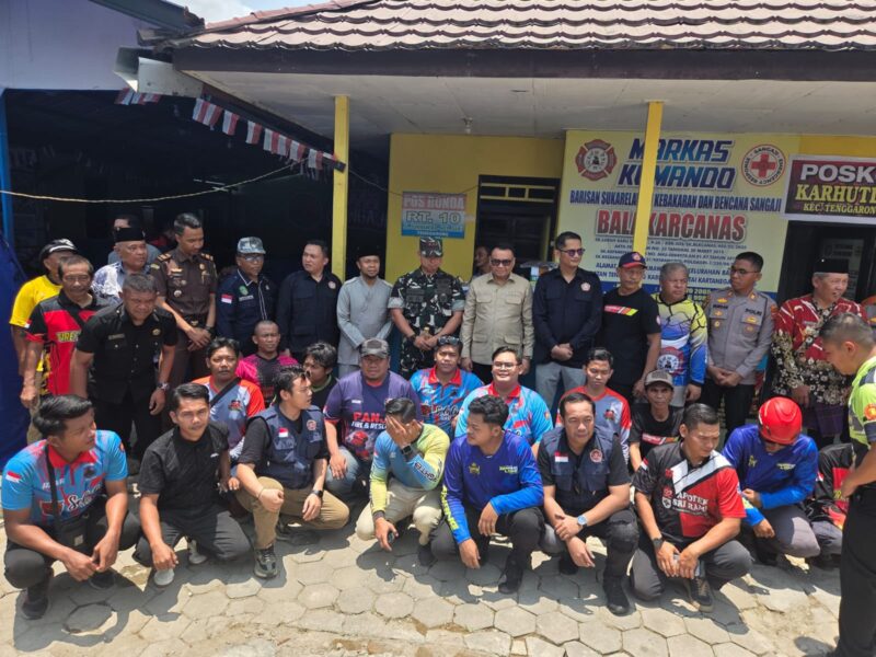 Bupati Kukar, Aulia Rahman Basri bersama para relawan di Posko Relawan Tenggarong, Kelurahan Mangkurawang. (Hen/Fajarborneo)