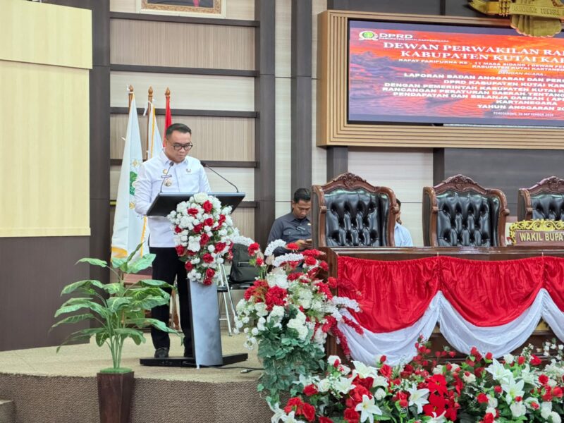 Bupati Kukar, Aulia Rahman Basri saat membacakan sambutan, di ruang sindang utama, pada Rabu (30/09/26). (Hen/Fajarborneo) 
