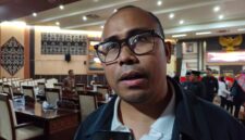 Anggota Komisi II DPRD Kutai Kartanegara Rahmat Dermawan saat diwawancara usai Rapat Paripurna. (Hen/Fajarborneo)