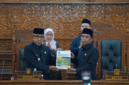  Bupati Kutim, Ardiansyah memegang dokumen KUA PPAS bersama Ketua DPRD Kutim, Jimmi di Ruang Sidang Utama Kantor DPRD, pada Jumat (18/09/26). (Pemkab Kutim)