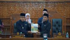  Bupati Kutim, Ardiansyah memegang dokumen KUA PPAS bersama Ketua DPRD Kutim, Jimmi di Ruang Sidang Utama Kantor DPRD, pada Jumat (18/09/26). (Pemkab Kutim)