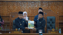  Bupati Kutim, Ardiansyah memegang dokumen KUA PPAS bersama Ketua DPRD Kutim, Jimmi di Ruang Sidang Utama Kantor DPRD, pada Jumat (18/09/26). (Pemkab Kutim)