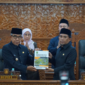  Bupati Kutim, Ardiansyah memegang dokumen KUA PPAS bersama Ketua DPRD Kutim, Jimmi di Ruang Sidang Utama Kantor DPRD, pada Jumat (18/09/26). (Pemkab Kutim)