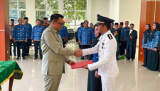 Bupati Kukar, Aulia Rahman Basri saat melantik pejabat Administrator dan Pengawas Dilingkungan Pemerintah Kabupaten (Pemkab) Kukar, di Ruang Serbaguna Kantor Bupati Kukar, Tenggarong, pada Jumat (18/09/26). (Humas Pemkab Kukar)

