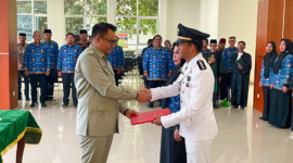 Bupati Kukar, Aulia Rahman Basri saat melantik pejabat Administrator dan Pengawas Dilingkungan Pemerintah Kabupaten (Pemkab) Kukar, di Ruang Serbaguna Kantor Bupati Kukar, Tenggarong, pada Jumat (18/09/26). (Humas Pemkab Kukar)
