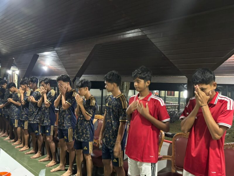 Suasana pesepak bola Kubar di rumah jabatan Bupati Kubar. (Bii/Fajarborneo)