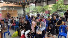 Suasana pemberian donasi kepada warga yang terdampak kebakaran di Kantor Kelurahan Melayu, Jumat (16/10/2026). (Hen/Fajarborneo)