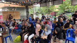 Suasana pemberian donasi kepada warga yang terdampak kebakaran di Kantor Kelurahan Melayu, Jumat (16/10/2026). (Hen/Fajarborneo)