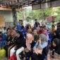 Suasana pemberian donasi kepada warga yang terdampak kebakaran di Kantor Kelurahan Melayu, Jumat (16/10/2026). (Hen/Fajarborneo)