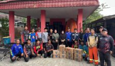 Ketua DPRD Kukar, Ahmad Yani menyalurkan bantuan logistik untuk Tim Operasional Karhutla bertempat di Kelurahan Sukarame, Kecamatan Tenggarong, Kukar, pada Kamis (16/10/2026). (Hen/Fajarborneo)