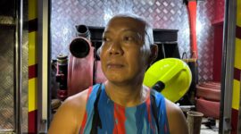 Kepala Disdamkarmatan Kukar, Fida Hurasani pada saat kebakaran Jl Danau Aji Tenggarong, Senin (05/10/26). (Bii/Fajarborneo)