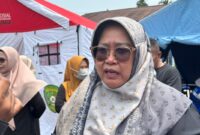 Anggota Komisis I DPRD Kukar, Fatloh Nisa saat meninjau kebakaran Jl Alimudin dan Jalan Danau Aji, Kelurahan Melayu, Kecamatan Tenggarong, Selasa (06/10/26). (Hen/Fajarborneo)