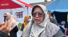 Anggota Komisis I DPRD Kukar, Fatloh Nisa saat meninjau kebakaran Jl Alimudin dan Jalan Danau Aji, Kelurahan Melayu, Kecamatan Tenggarong, Selasa (06/10/26). (Hen/Fajarborneo)