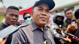 Ketua DPRD Kukar, Ahmad Yani saay meninjau kebakaran Jl Alimudin dan Jalan Danau Aji, Selasa (06/10/26). (Hen/Fajarborneo).