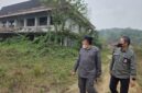 Ketua DPRD Kukar, Ahmad Yani saat mengunjungi bangunan gedung Kampus UNIKARTA yang terbengkalai, di Desa Teluk Dalam, Tenggarong Seberang, Selasa (13/10/26). (Hen/Fajarborneo) 