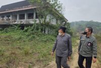 Ketua DPRD Kukar, Ahmad Yani saat mengunjungi bangunan gedung Kampus UNIKARTA yang terbengkalai, di Desa Teluk Dalam, Tenggarong Seberang, Selasa (13/10/26). (Hen/Fajarborneo) 