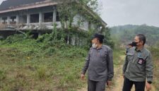 Ketua DPRD Kukar, Ahmad Yani saat mengunjungi bangunan gedung Kampus UNIKARTA yang terbengkalai, di Desa Teluk Dalam, Tenggarong Seberang, Selasa (13/10/26). (Hen/Fajarborneo)