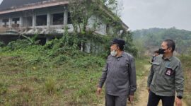 Ketua DPRD Kukar, Ahmad Yani saat mengunjungi bangunan gedung Kampus UNIKARTA yang terbengkalai, di Desa Teluk Dalam, Tenggarong Seberang, Selasa (13/10/26). (Hen/Fajarborneo) 