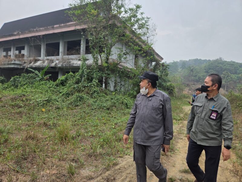 Ketua DPRD Kukar, Ahmad Yani saat mengunjungi bangunan gedung Kampus UNIKARTA yang terbengkalai, di Desa Teluk Dalam, Tenggarong Seberang, Selasa (13/10/26). (Hen/Fajarborneo) 