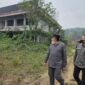 Ketua DPRD Kukar, Ahmad Yani saat mengunjungi bangunan gedung Kampus UNIKARTA yang terbengkalai, di Desa Teluk Dalam, Tenggarong Seberang, Selasa (13/10/26). (Hen/Fajarborneo) 