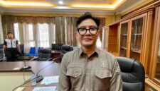 Anggota DPRD Kukar komisi IV, Akhmad Akbar Haka Saputra saat berada di ruang rapat pada Senin, (12/10/26). (Hen/Fajarborneo).