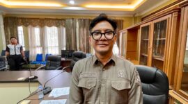 Anggota DPRD Kukar komisi IV, Akhmad Akbar Haka Saputra saat berada di ruang rapat pada Senin, (12/10/26). (Hen/Fajarborneo).