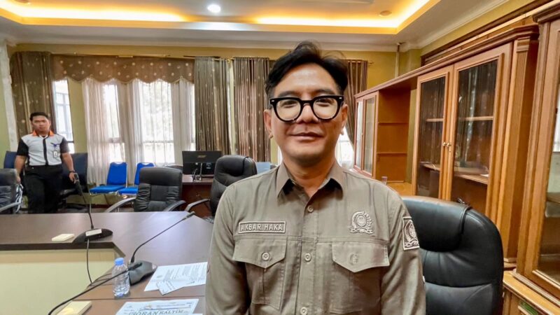 Anggota DPRD Kukar komisi IV, Akhmad Akbar Haka Saputra saat berada di ruang rapat pada Senin, (12/10/26). (Hen/Fajarborneo).