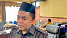 Ketua DPRD Kukar, Ahmad Yani Saat Berada Diruang Rapat, pada Senin (12/10/26). (Hen/Fajarborneo).