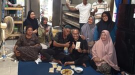 Anggota Komisi II DPRD Kabupaten Kukar, Rahmat Dermawan saat meninjau ke sentra produksi tempe di Kelurahan Muara Jawa Ulu. (Istimewa) 
